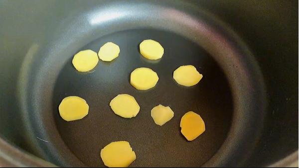 把一整條魚放進電飯鍋裡，真厲害，頭一次見這種做法，太解饞了