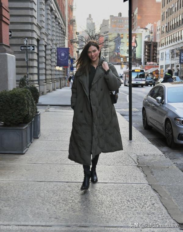 卡莉·克勞斯一身灰色大衣與丈夫現身街頭推嬰兒車畫面溫馨