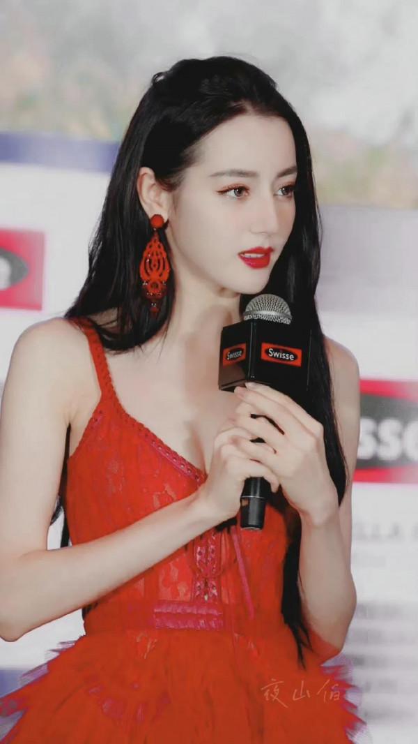 迪麗熱巴紅色吊帶鏤空長裙明豔動人，不是每個新疆女孩都能成為她