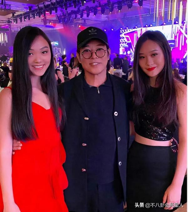 媽媽貌美如花，卻長得像爸的10位星二代，成龍子女都是大鼻子