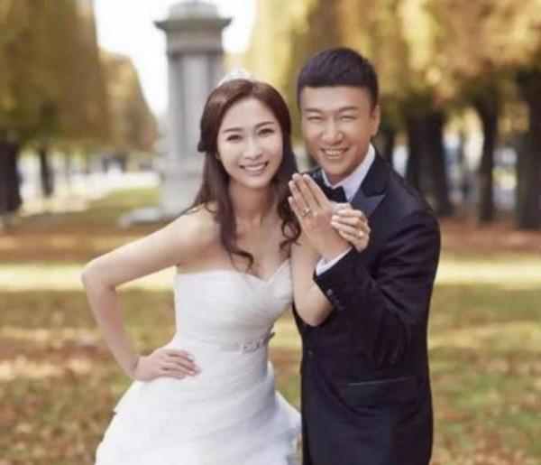 51歲孫紅雷開豪車逛平價店,衣服均價僅百元,兩隻手都塞滿購物袋 51歲孫紅雷開豪車逛平價店,衣服均價僅百元,兩隻手都塞滿購物袋