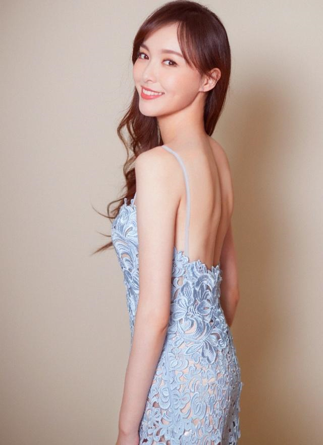 穿藍色禮服的唐嫣