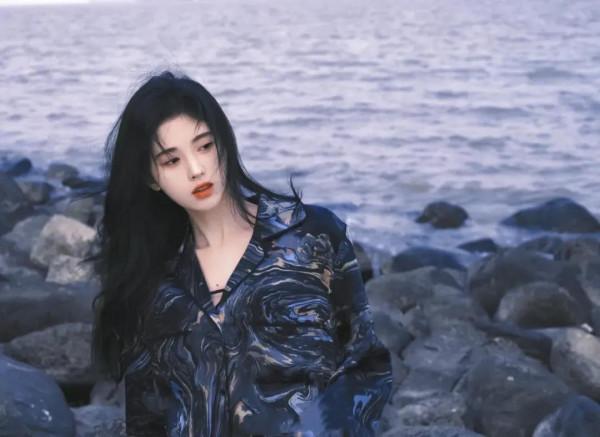 鞠婧禕 黑色花紋襯衫 慵懶隨性 鞠婧禕 黑色花紋襯衫 慵懶隨性