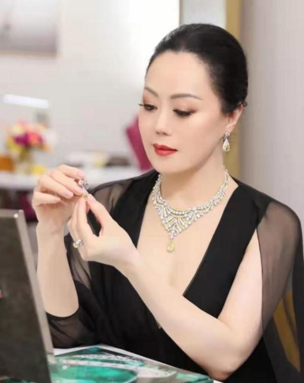 章小蕙這富態氣質絕了！戴5顆寶石項鍊亮相活動，雍容貴氣太耀眼