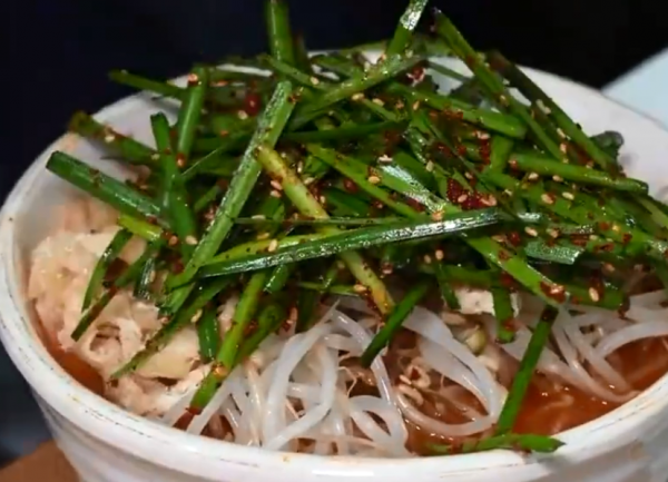 廣西大姐把不值錢的韭菜做成拌麵，20元一碗沒有肉，賺得盆滿缽滿