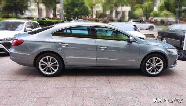 開著寶馬去買一輛9萬的大眾CC?買家直言:再不買就老了 開著寶馬去買一輛9萬的大眾CC?買家直言:再不買就老了