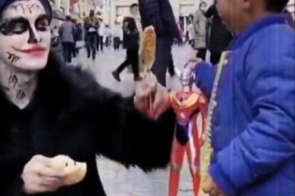 奶奶把小女孩的養了很久的狗給賣掉了，看後讓人覺得很無奈