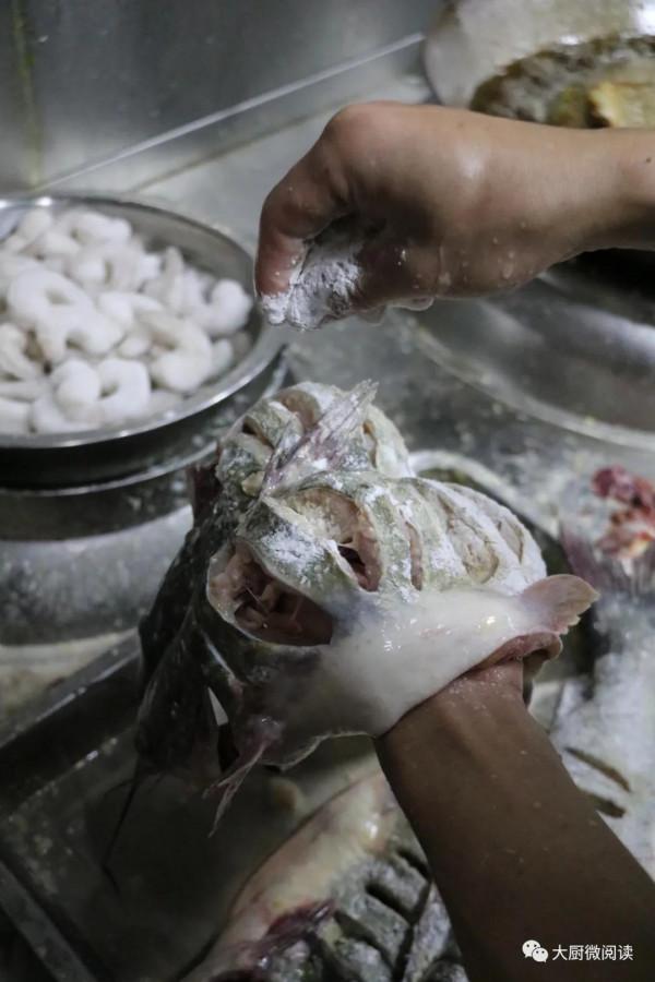 油燜醬+椒麻湯+花椒油，鐵板魚麻辣鮮香，推出即成宴客大菜