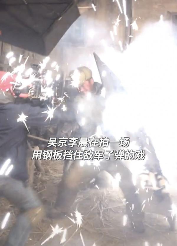 42歲李晨拍戲被炸傷!火藥碎片扎入眼球,受傷後要求重拍嚇壞吳京 42歲李晨拍戲被炸傷!火藥碎片扎入眼球,受傷後要求重拍嚇壞吳京