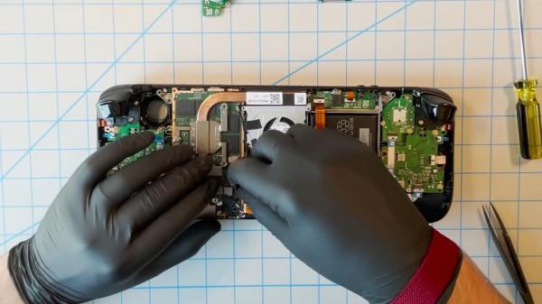 V社釋出Steam掌機拆解影片 警告使用者不要自己拆解