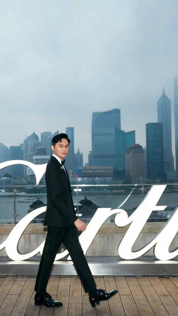 袁詠儀早該這樣打扮了,全套祖母綠配拖地白裙,瞬間貴氣到認不出 袁詠儀早該這樣打扮了,全套祖母綠配拖地白裙,瞬間貴氣到認不出