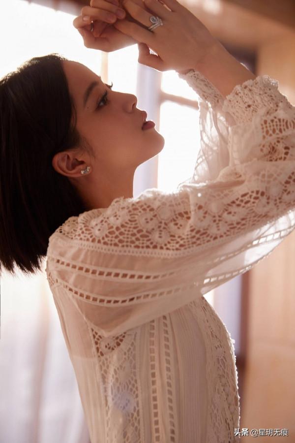 歐陽娜娜穿白色鏤空長裙清純可人 迎著陽光側臉線條優越