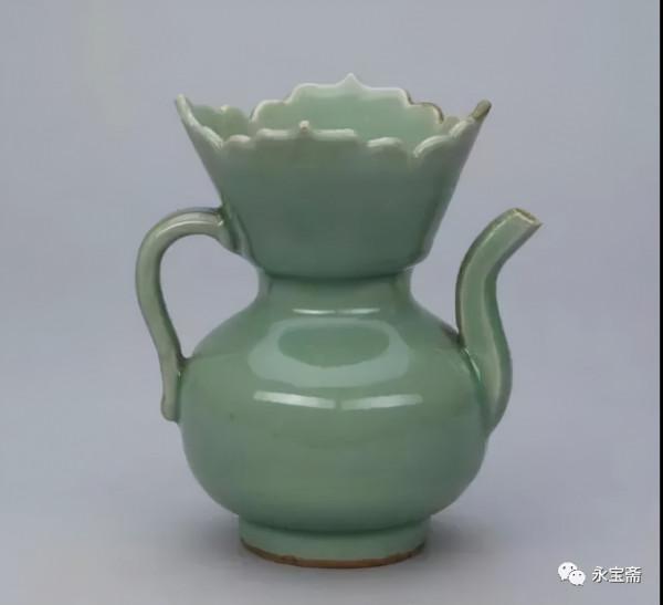 大明弘治年制款黃釉刻龍鳳紋僧帽壺