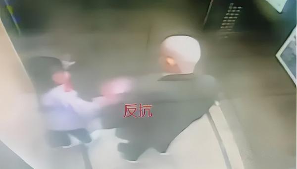 6歲女孩坐電梯遇到壞老頭，最終化險為夷，這波操作堪稱教科書