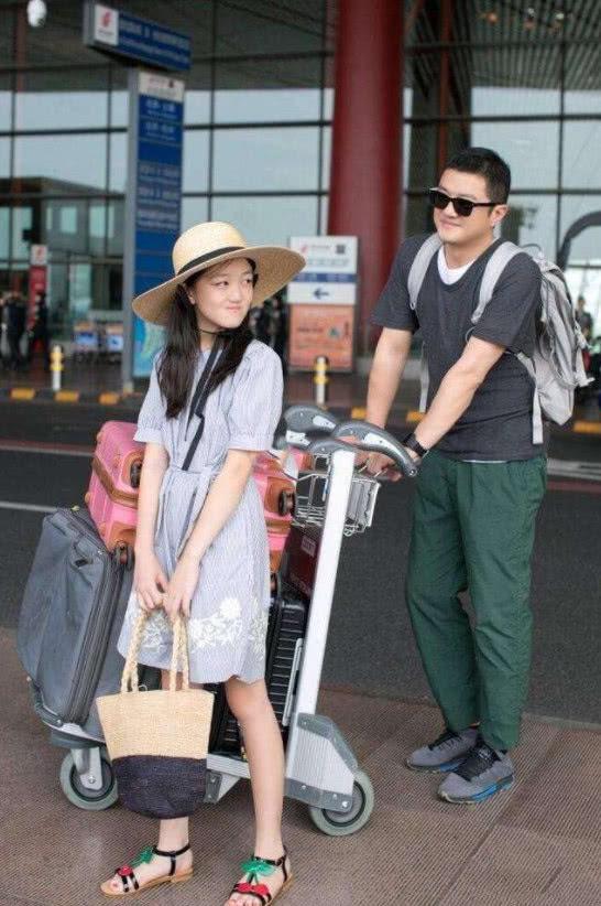 李亞鵬的女兒李嫣也長大了，真是女大18變，越長越好看