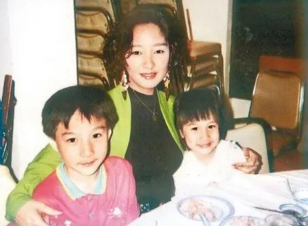 成龍苦追她8年，跟男友相戀26年不結婚，米雪如今怎樣了？