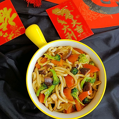 這道蔬菜炒烏冬麵一上桌，我的筷子就沒停過