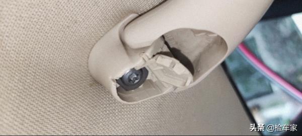 報價2萬塊的大眾朗逸，掀開地膠竟發黴長毛，車主讓價一千成交