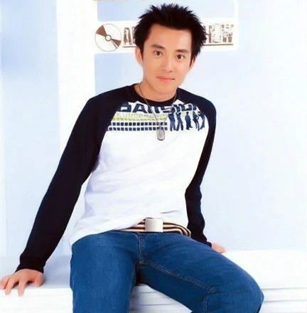 亞寧：曾是央視最帥主持人，爆火後“消失”的他，如今已高攀不起