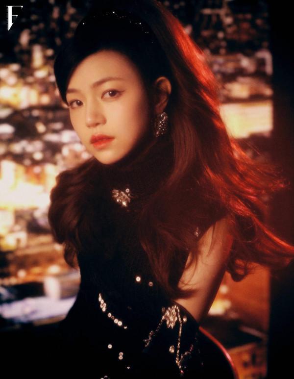 陳妍希穿皮衣化身摩登女郎 霓虹繁光下復古感拉滿