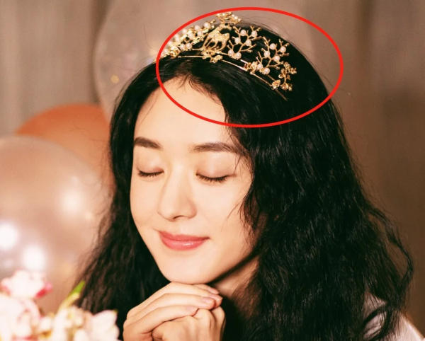 33歲趙麗穎現場生日照被瘋傳，照片放大後，這頭冠我沒看錯吧