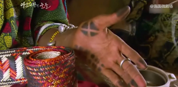 非洲原始部落以厚嘴唇為美，嘴唇越厚、越黑，地位就越高！紀錄片