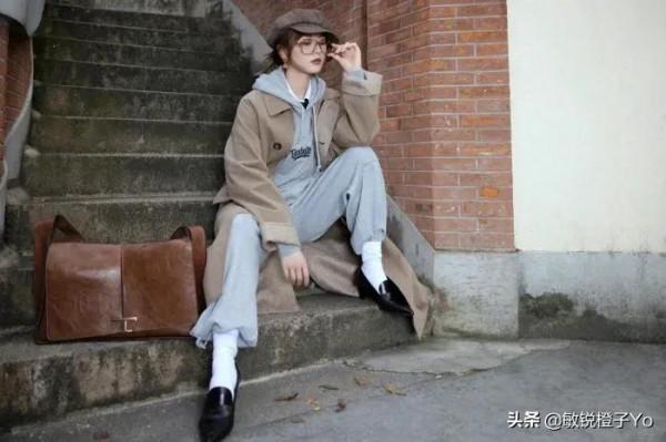 劉詩詩學生裝，配大衣高階時髦，又酷又帥氣