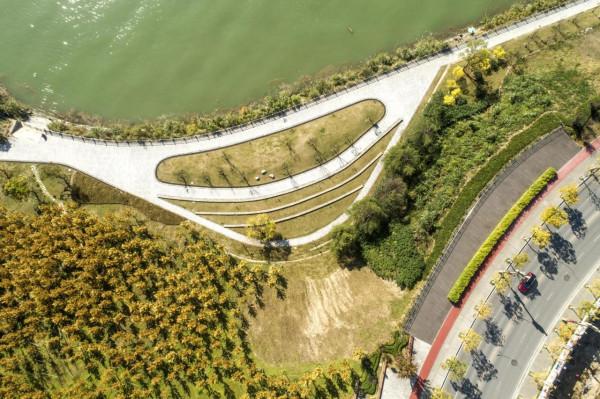 多彩庫岸三峽美