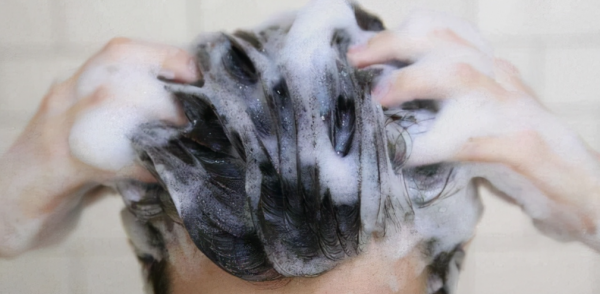 2014年廣西一男孩無依無靠，靠挖野菜為生，獲愛心捐款500萬