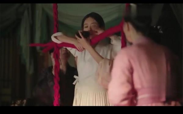 不明白趙麗穎站著生孩子，這個姿勢有什麼講究呢？