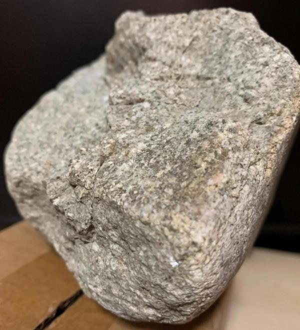 展示一塊月球玄武岩隕石