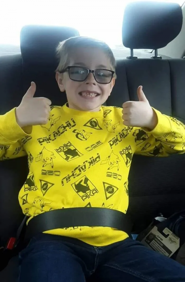 8歲男孩為救狗擺攤賣珍藏套卡，寶可夢公司：送一套新的