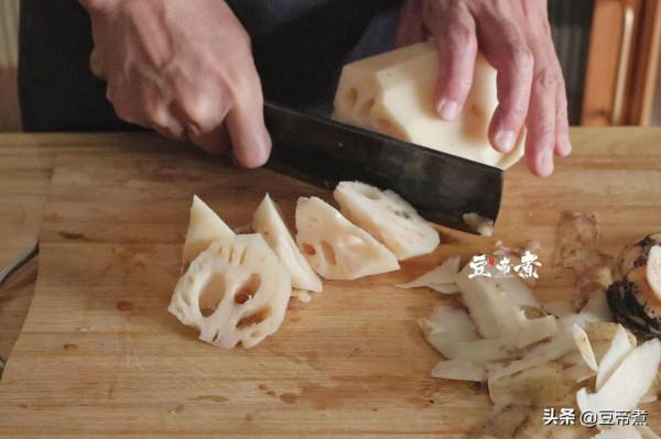 家婆燉的湯,湯頭濃郁肉骨特別香,原來做法那麼簡單 家婆燉的湯,湯頭濃郁肉骨特別香,原來做法那麼簡單