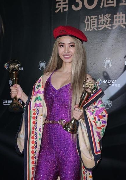 蔡依林真是“潮流教主”，亮片連體褲配“睡袍”，粉配紅都不土