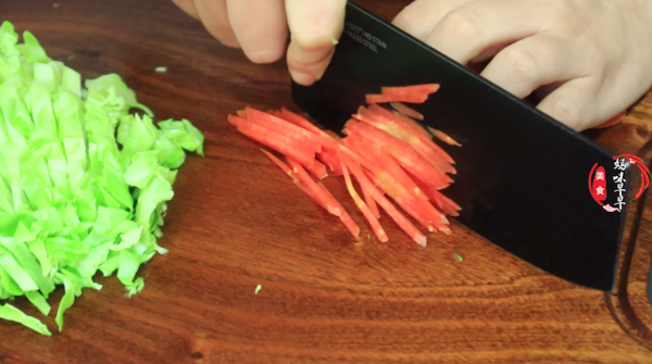 幹米粉浸泡時，要用溫水還是開水？教你正確做法，不粘鍋不會坨