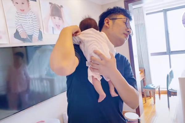 嬰兒多大就可以不用拍嗝了？光看月齡還不夠，看“狀態”才是正解