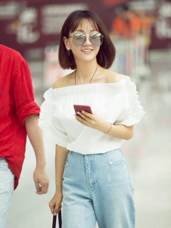 楊蓉年近40也高調了，抹胸裙穿成半身裙，配一字帶高跟鞋好霸氣