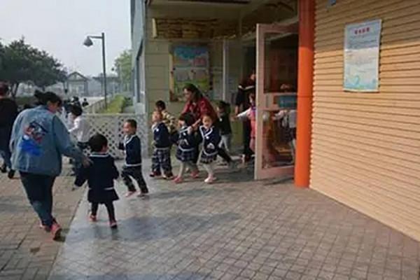 汶川地震時，一張西安“老師救娃”照感動眾人，他們相約5年一見