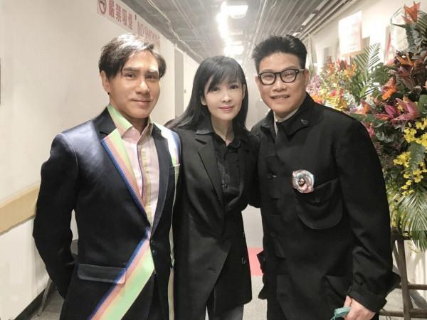 96歲樂壇教父開演唱會，眾星捧場星光熠熠，周慧敏與黃凱芹合影