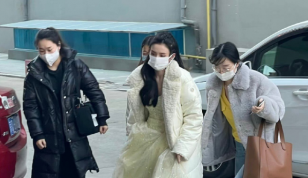 眾星錄製央視文聯春晚：唐藝昕穿貂顯霸氣，毛曉彤被凍到裹緊大衣