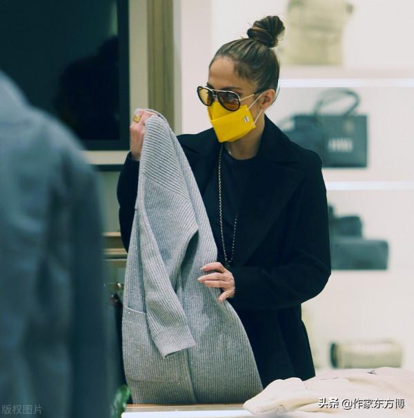 詹弗妮•洛佩茲身穿黑色大衣,搭配闊腿褲和短上衣看上去低調隨性 詹弗妮•洛佩茲身穿黑色大衣,搭配闊腿褲和短上衣看上去低調隨性