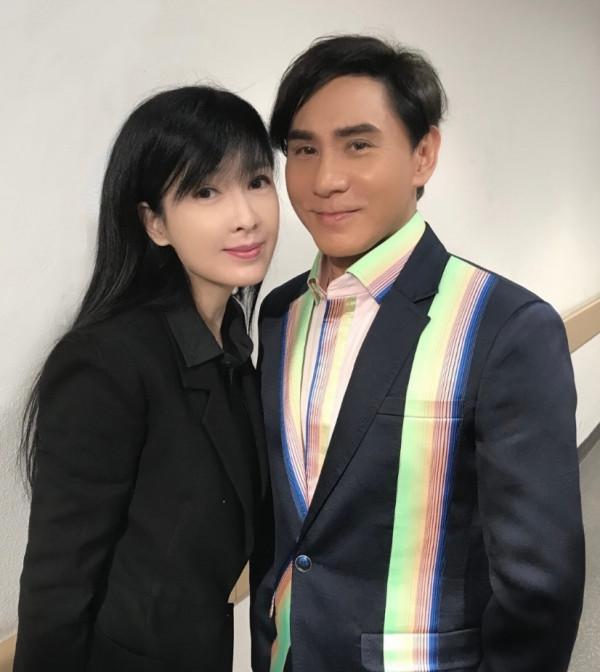 96歲樂壇教父開演唱會，眾星捧場星光熠熠，周慧敏與黃凱芹合影