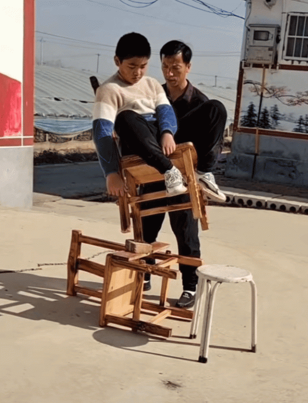 山東40歲大叔，靠平衡術走紅，上過央視，打了多少人說是膠水的臉