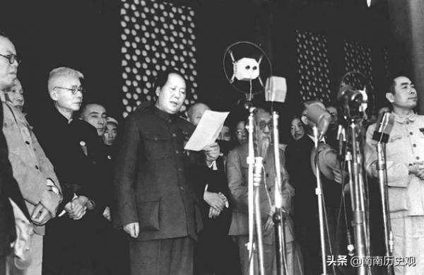 他是大軍區政委,55年沒被授銜,後來地位高過元帥,官至正國級 他是大軍區政委,55年沒被授銜,後來地位高過元帥,官至正國級