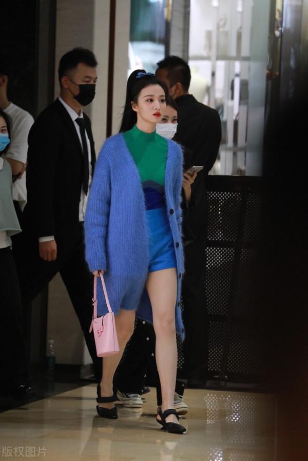 王楚然藍色針織開衫+皮短褲+Salvatore Ferragamo粉色水桶包 王楚然藍色針織開衫+皮短褲+Salvatore Ferragamo粉色水桶包