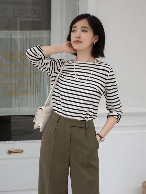 女人過了40歲，衣服建議穿簡約款，條紋衫搭牛仔褲，今年很流行