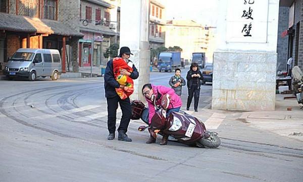 8年前，湖南71歲郎中生一男孩，如今由外婆照顧，夫妻倆在外旅遊