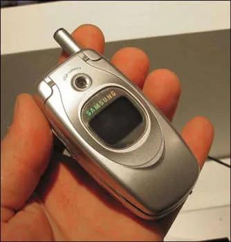 懷念以前的翻蓋手機嗎,直屏手機用久了,螢幕保護成重點 懷念以前的翻蓋手機嗎,直屏手機用久了,螢幕保護成重點