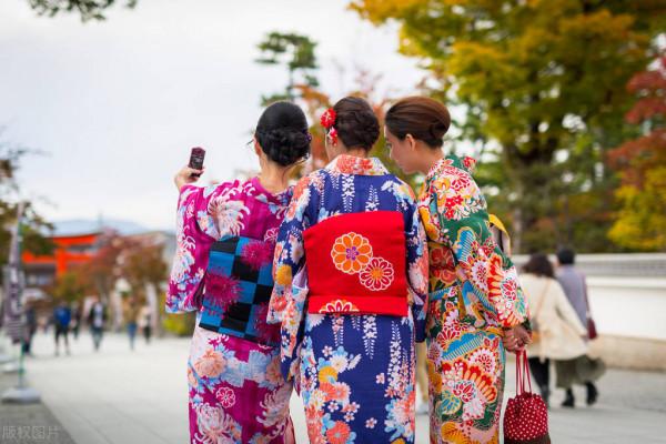 中國人在過臘八節，而日本人卻在過&OpenCurlyDoubleQuote;成人節&rdquo;