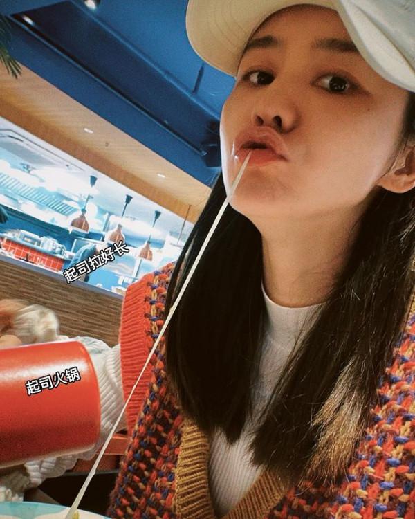 張馨月深夜吃美食,線上懟不良評論,她的三觀非常正確 張馨月深夜吃美食,線上懟不良評論,她的三觀非常正確